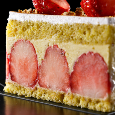 バター×ピスタチオというコクの塊に、フレッシュ苺が映える映える。