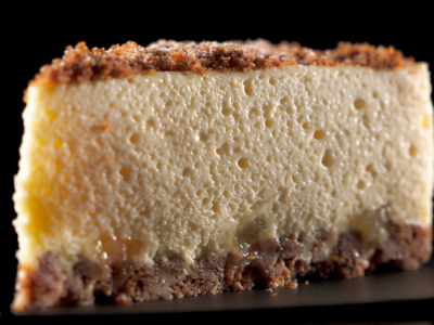 スパイス香る個性派チーズケーキ。レモンピールのママレード（？）も良い香り！