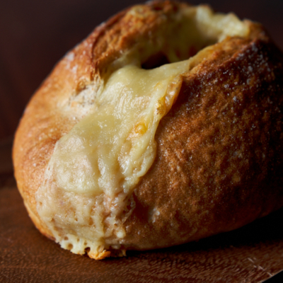 壺状のパンから噴出して固まったチーズ！